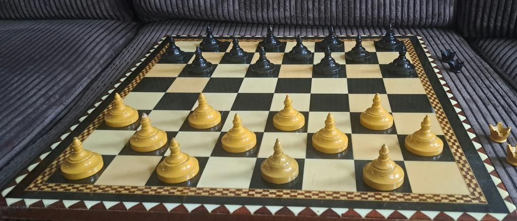 Damspel met unieke stukken