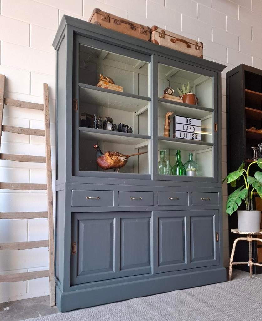 Vintage/Brocante groene schoolkast, Landelijke buffetkast, Huis en Inrichting, Kasten | Buffetkasten, Met deur(en), 200 cm of meer