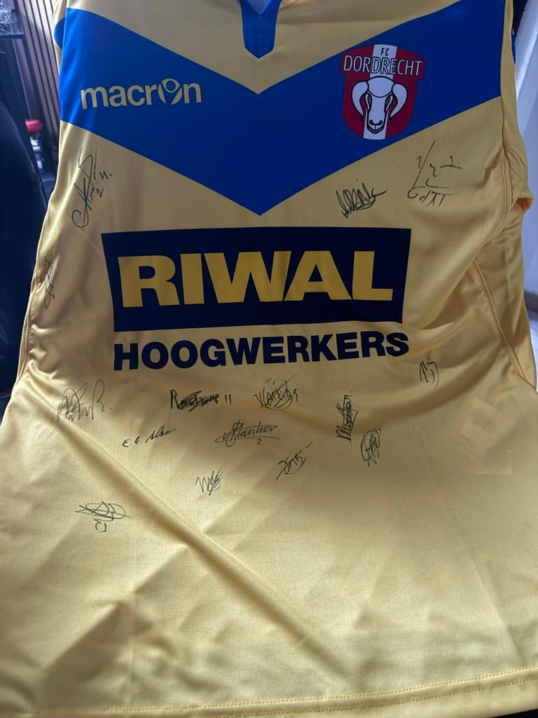 FC Dordrecht Shirt 2016/2017 met Handtekeningen, Maat M, Ophalen of Verzenden, Gebruikt, Shirt