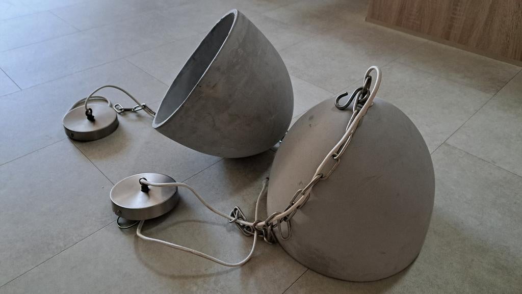 Set hanglampen, betongrijs met chromen ketting, Huis en Inrichting, Lampen | Hanglampen, Ophalen, Overige materialen, Modern, industrieel