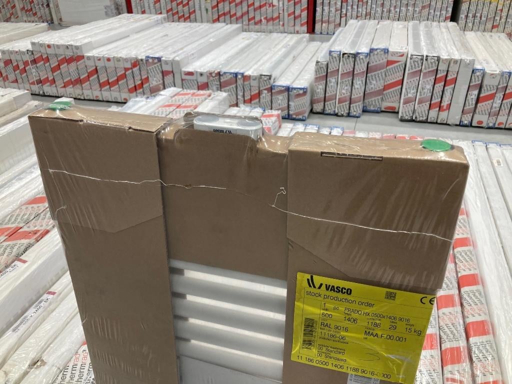 Nieuwe Vasco Prado HX designradiator 1406 x 500 RAL 9016, 500 tot 800 watt, Radiator, Nieuw, Minder dan 60 cm
