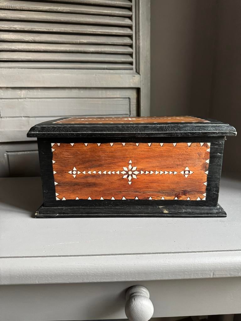 Vintage Houten Kist met Parelmoer Inleg, Huis en Inrichting, Woonaccessoires | Kisten, Gebruikt, Minder dan 50 cm, 50 tot 100 cm