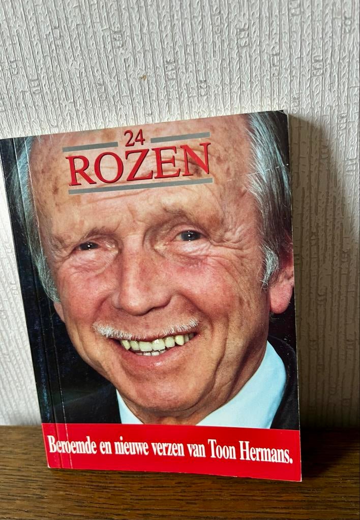 Boekje 24 Rozen - Toon Hermans, Ophalen of Verzenden, Gelezen, Nederland