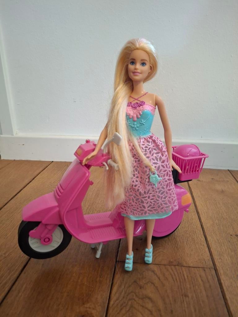 Barbie met scooter incl helm, Ophalen, Zo goed als nieuw, Barbie