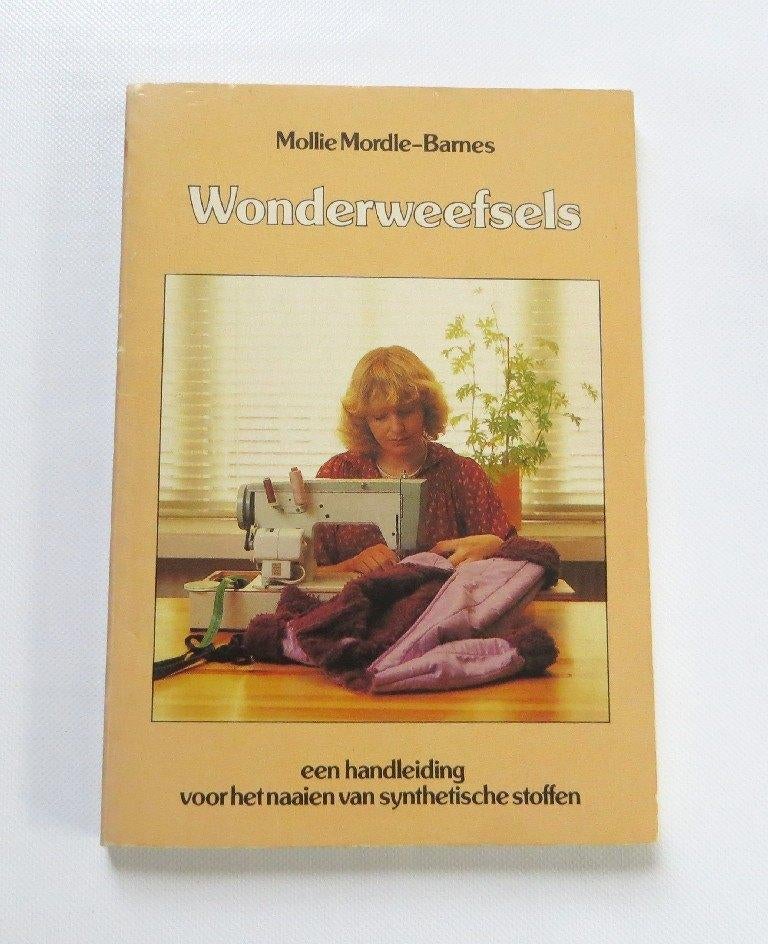Naaiboek M5399: Mollie Mordle-Barnes - Wonderweefsels, Mollie Mordle-Barnes, Ophalen of Verzenden, Zo goed als nieuw, Borduren en Naaien