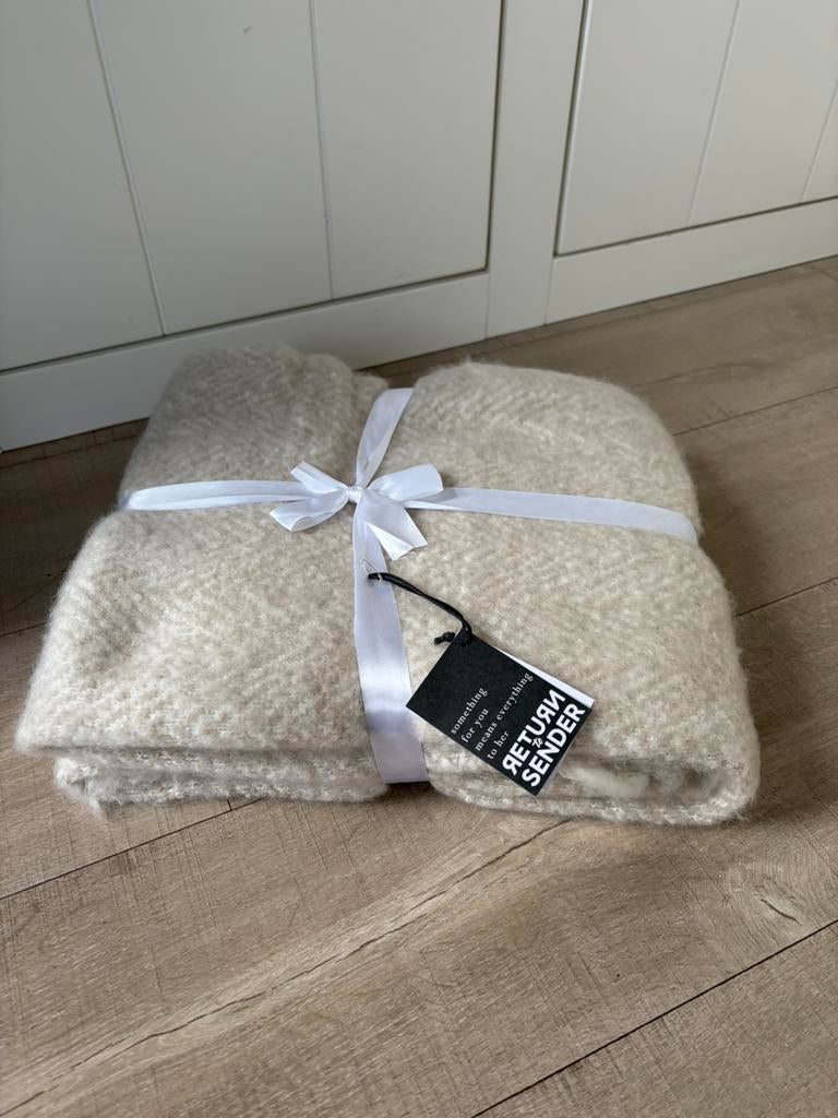 Nieuwe zachte Return to Sender plaid 1.30 x 1.70 zandkleurig, Ophalen of Verzenden, Nieuw