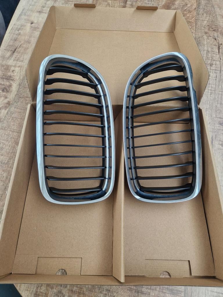 Originele BMW E91 Grill Chrome kleur uit 2010, Gebruikt, Voor, Ophalen of Verzenden, Bumper