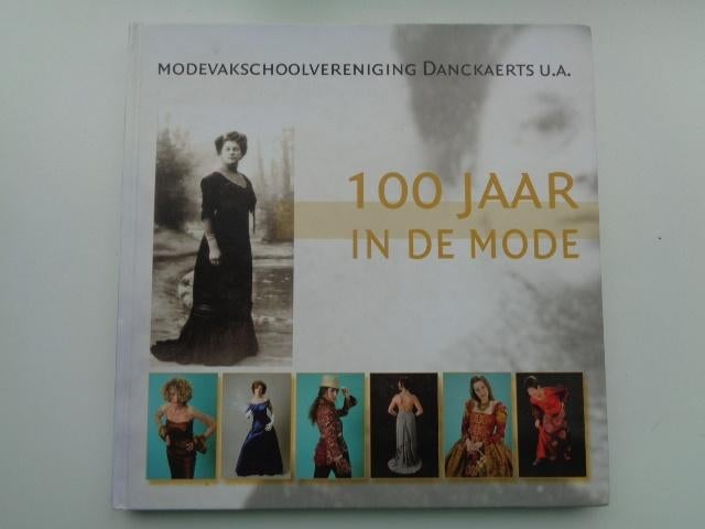 100 jaar in de mode -Modevakschoolvereniging Danckearts u.a., Boeken, Mode, Zo goed als nieuw, Mode algemeen, Ophalen of Verzenden