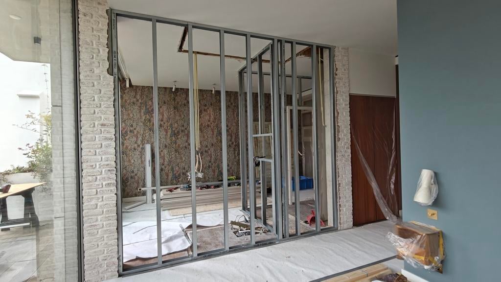 Bouwbedrijf, wanden plaatsen, isoleren, en verdere ruwbouw.