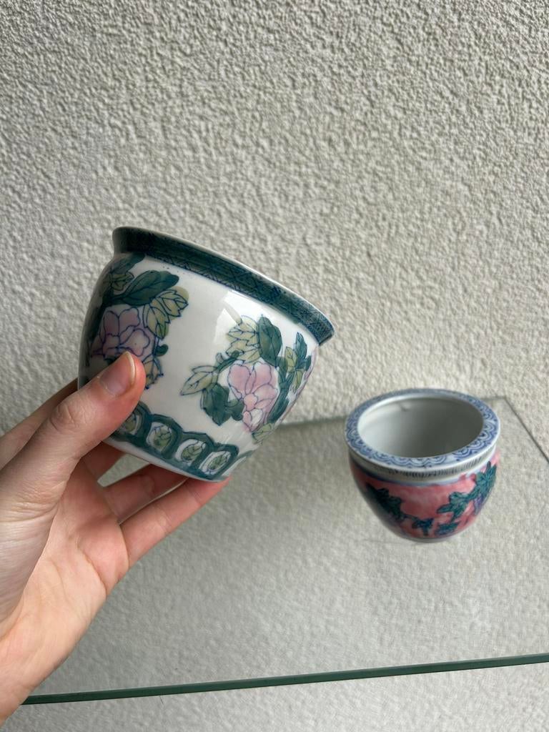 Set van 2 Vintage Chinese Bloempotjes - Bloemen & Aardbeien, Rond, Ophalen of Verzenden, Zo goed als nieuw, Aardewerk
