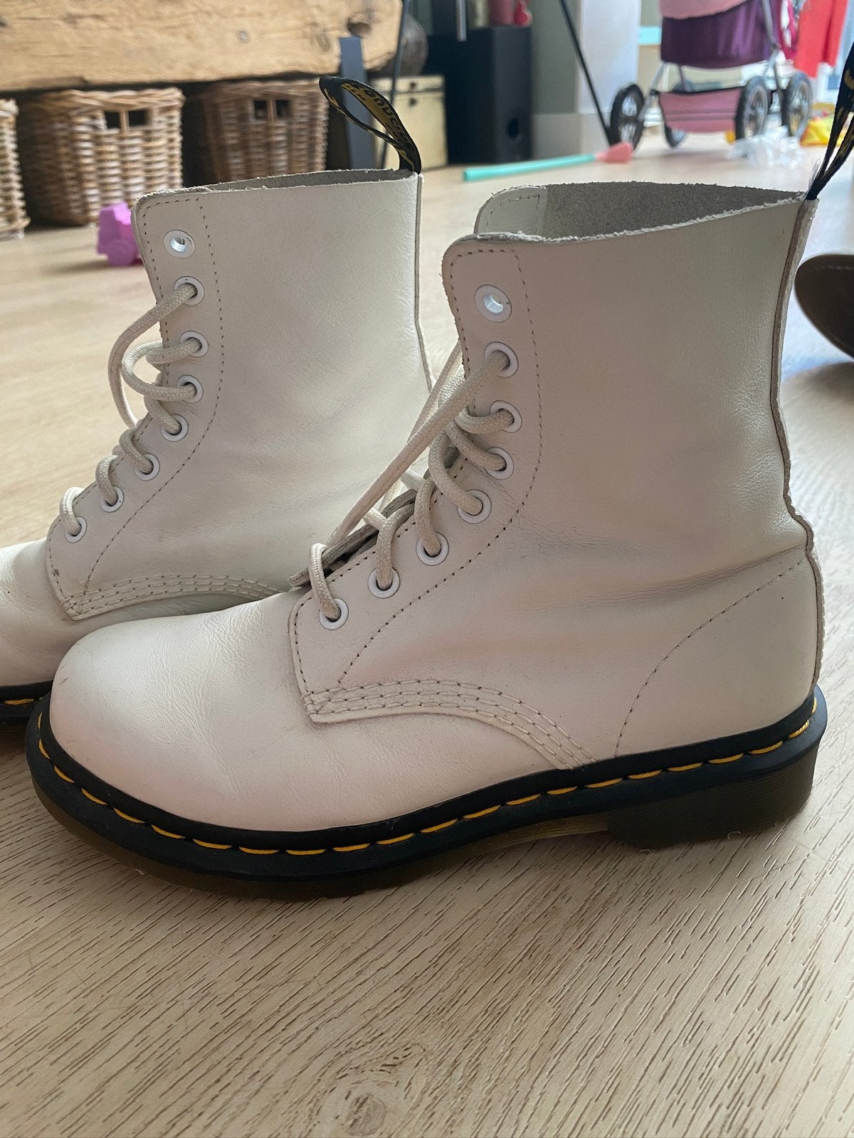 Dr. Martens, Kleding | Dames, Schoenen, Wit, Lage of Enkellaarzen, Ophalen of Verzenden, Zo goed als nieuw