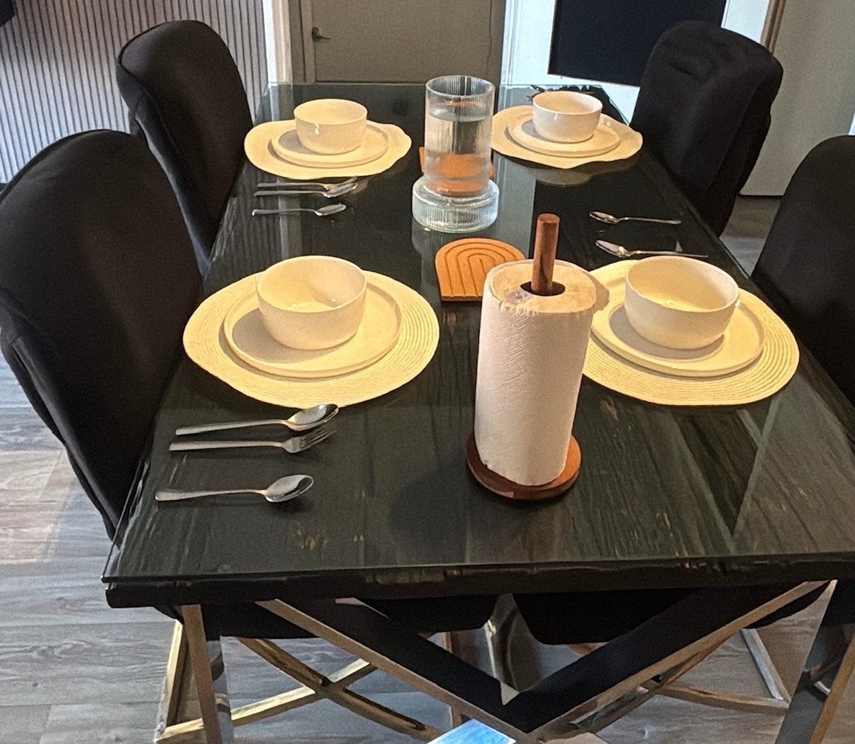 Elegante eettafel met glazen blad en metalen onderstel, Huis en Inrichting, Ophalen, 100 tot 150 cm, 50 tot 100 cm, Vier personen