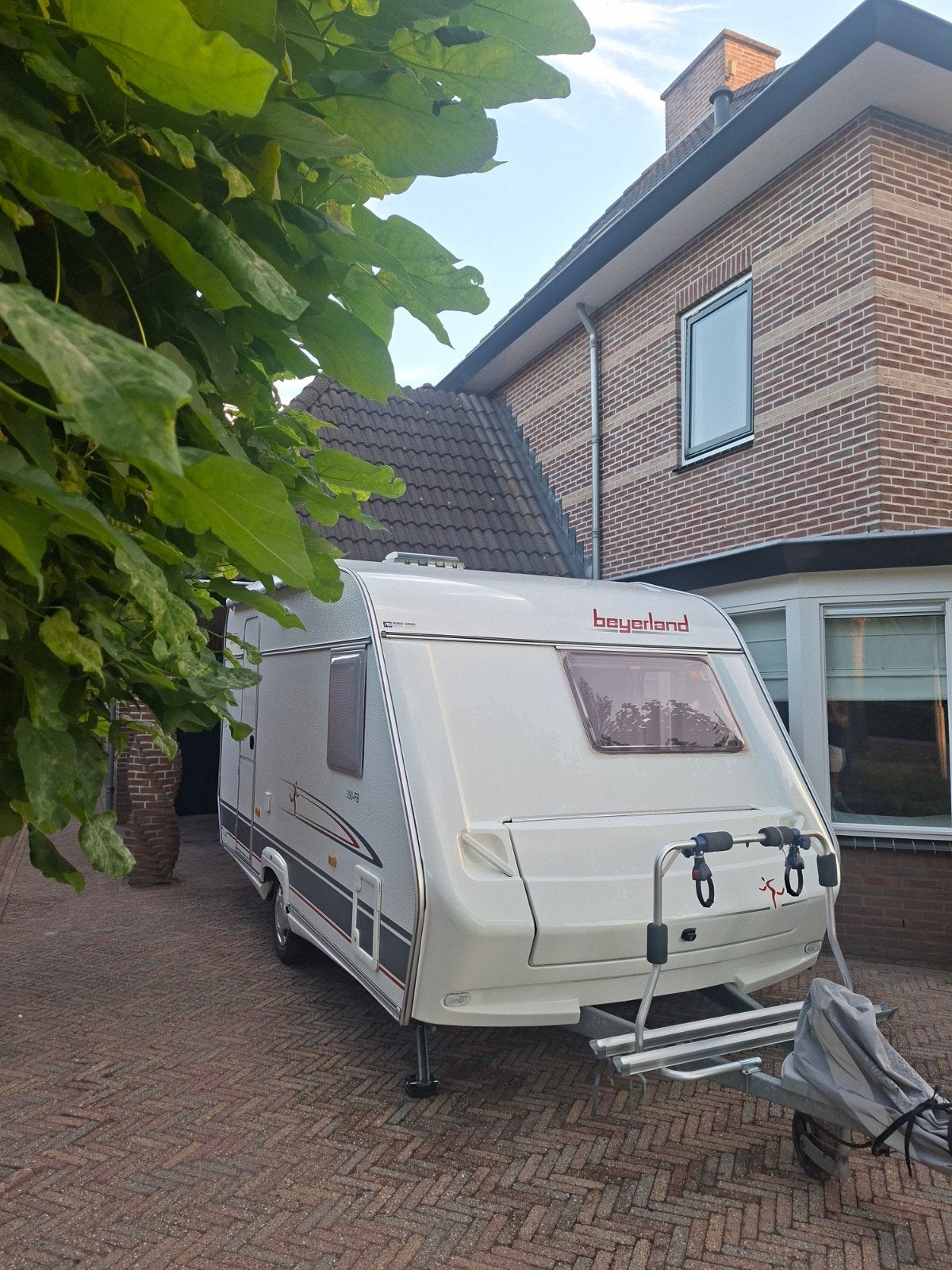 Lichtgewicht Beyerland 390 Sport met voortent en zakluifel, Vast bed, Treinzit, 750 - 1000 kg, Particulier
