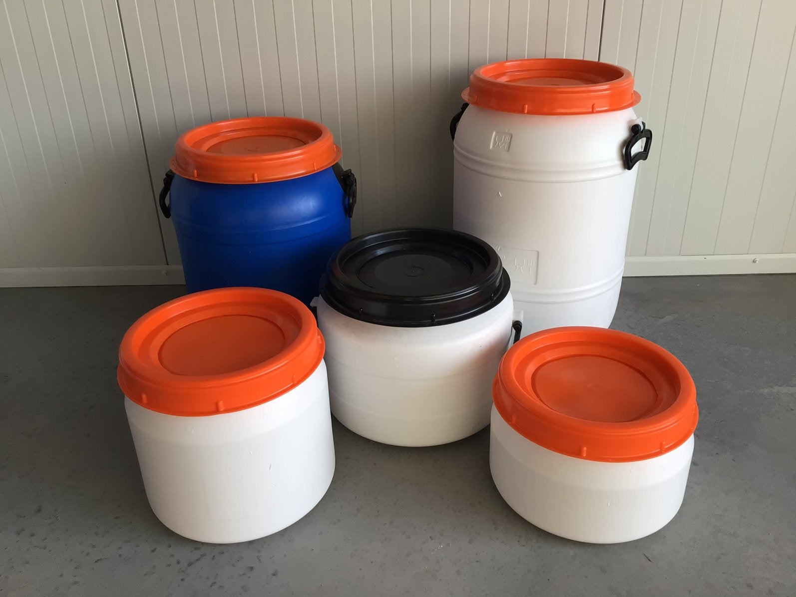 Voertonnen,Bewaartonnen.Nieuw.Maat:18,25,32,50,60ltr €15,00, Ophalen, Nieuw, Kunststof, Met deksel