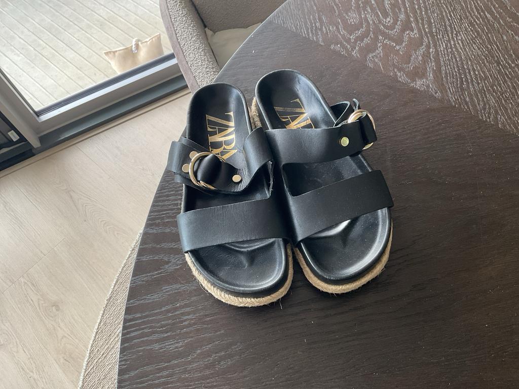 Zwarte ZARA slippers maat 37, Slippers, Zwart, Ophalen of Verzenden, Zo goed als nieuw