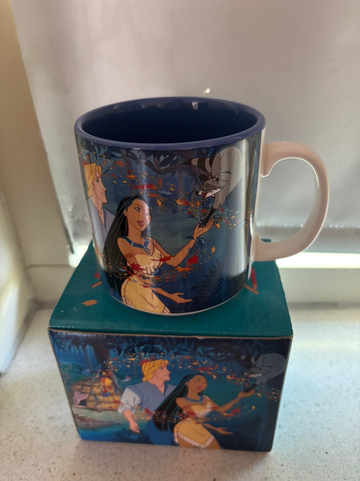 Orginele vinted mok uit disneyland parijs Pocahontas, Ophalen of Verzenden, Pocahontas of Kl. Zeemeermin, Zo goed als nieuw, Servies