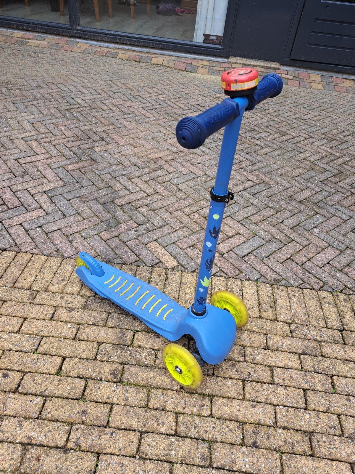Blauwe kinderstep met 3 wielen en Cars bel, Ophalen, Gebruikt, Gewone step, Onbekend