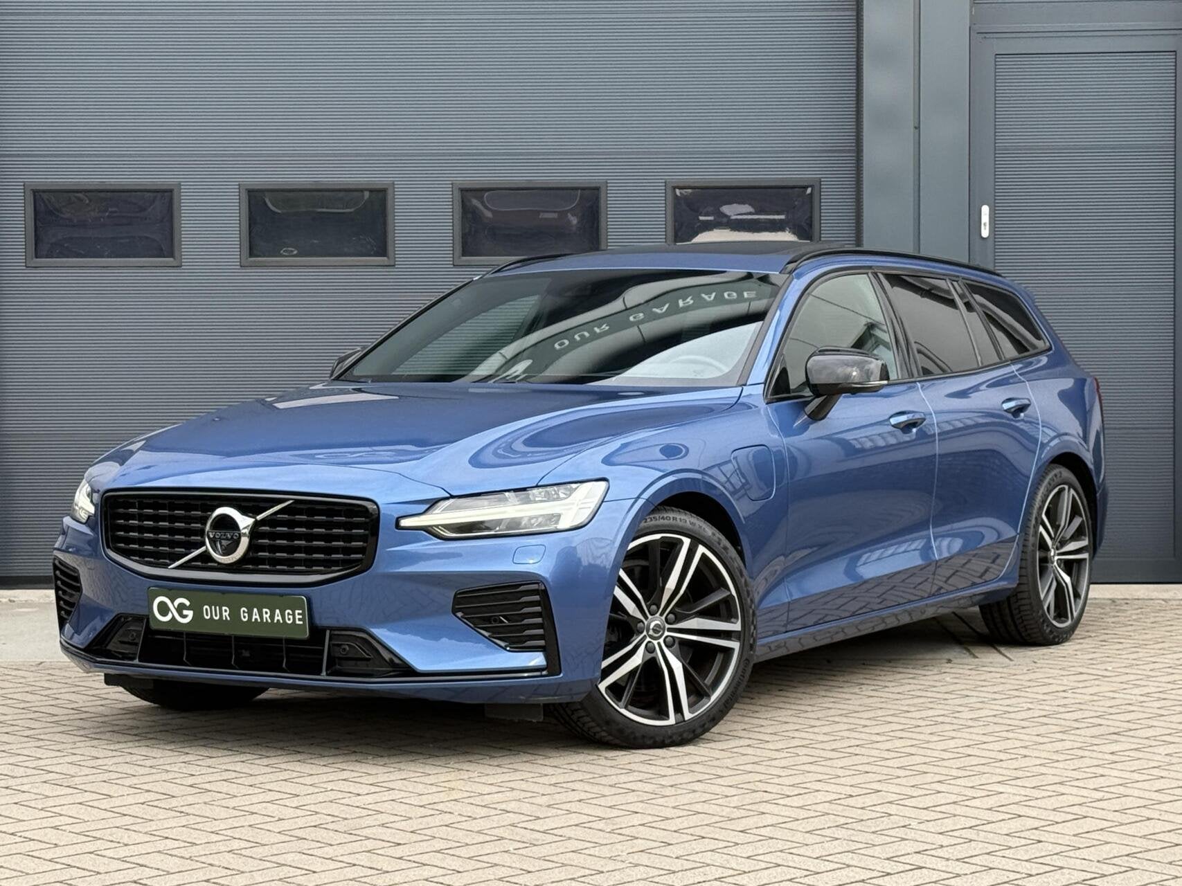 Volvo V60 T6 Recharge AWD R-Design|360|HuD|Pano|Trekhaak|19", Automaat, Dealer onderhouden, Gebruikt, Zwart