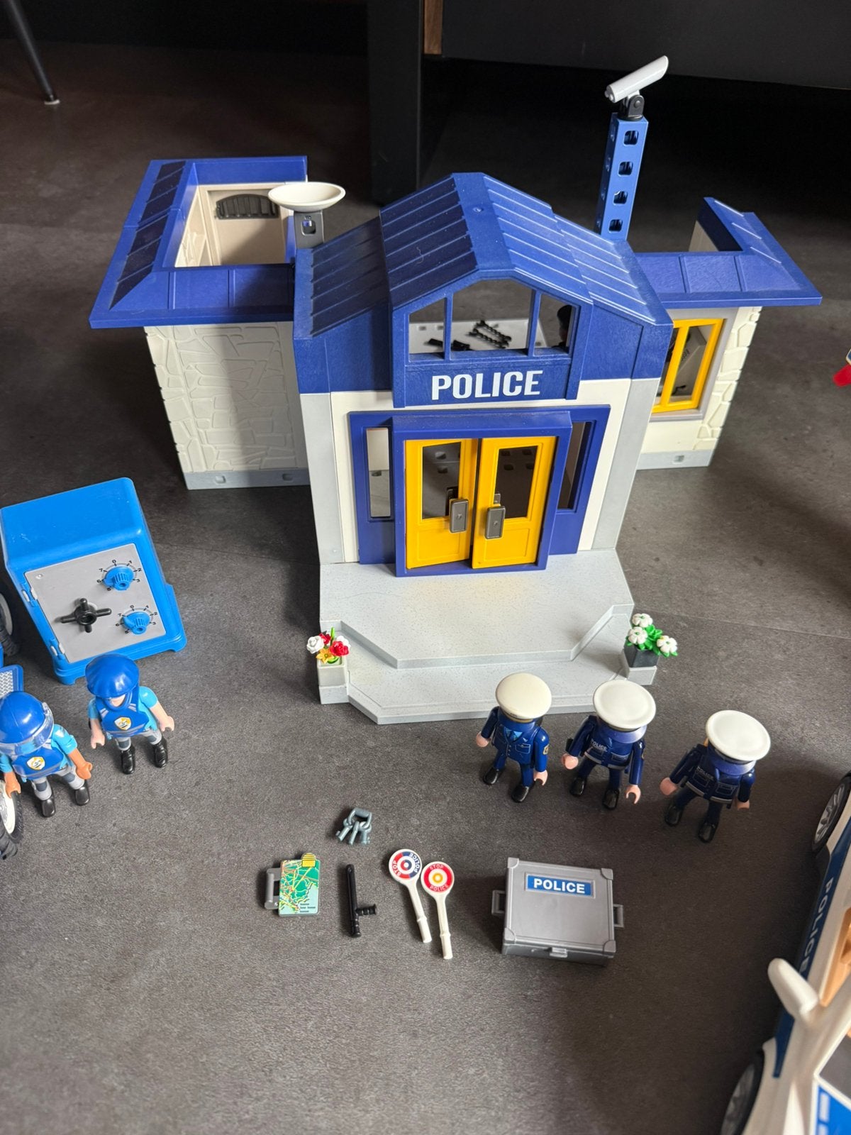 Playmobil politiebureau, auto, helikopter en geldtransport, Ophalen of Verzenden, Zo goed als nieuw
