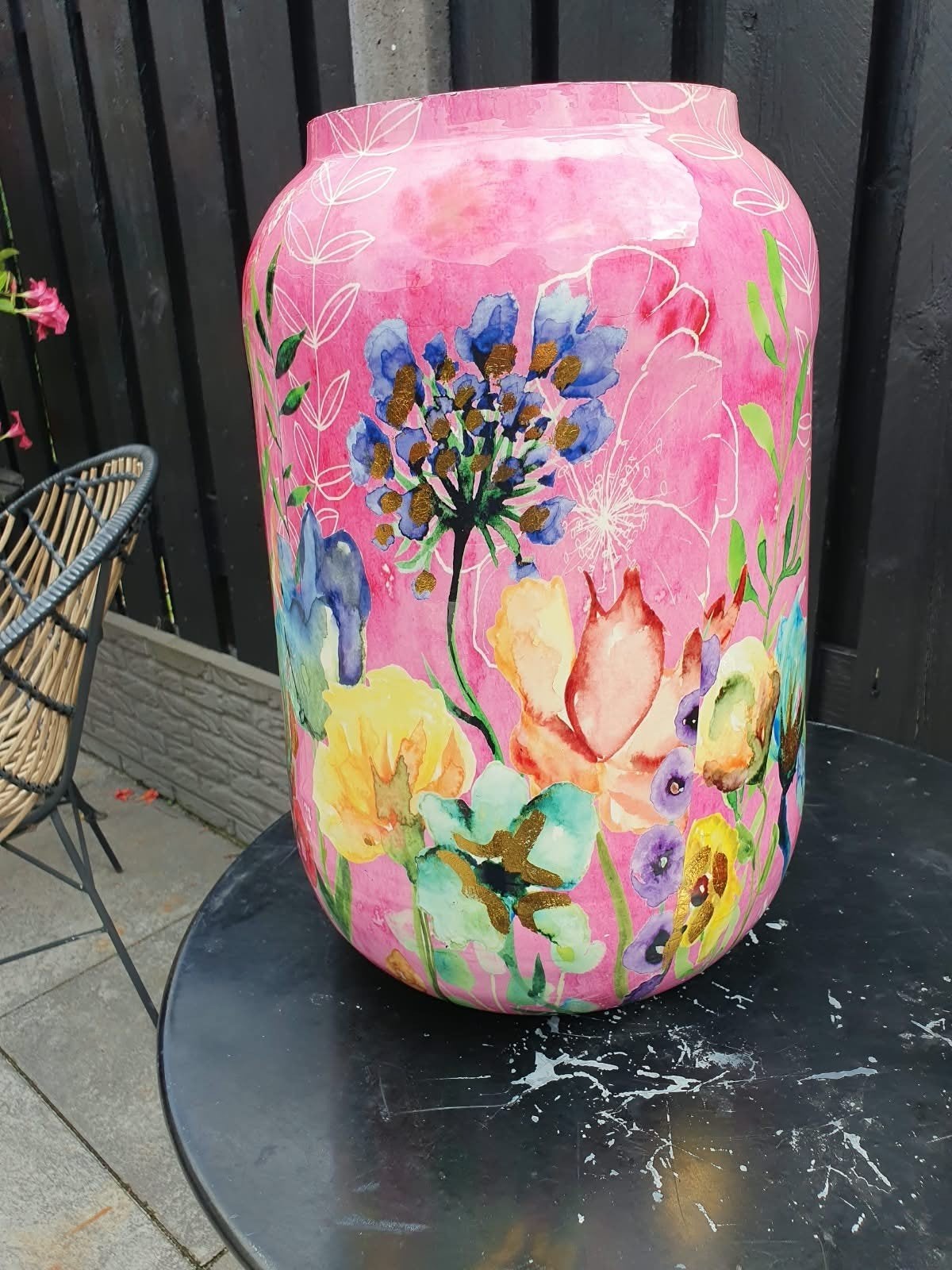Roze bloempot met bloemenprint - Fiesta d30h42cm, Tuin en Terras, Overige materialen, Zo goed als nieuw, 40 tot 70 cm, Ophalen