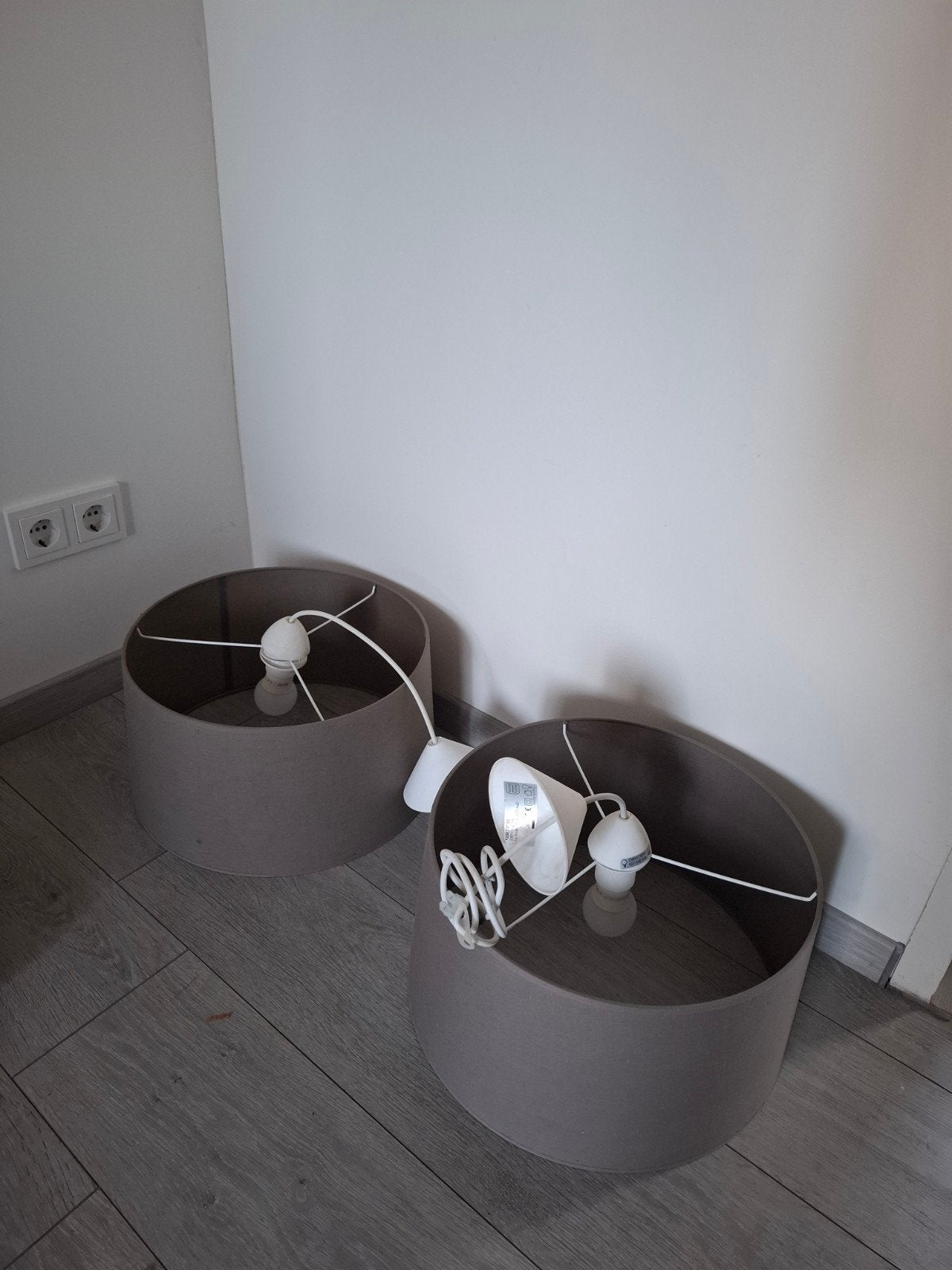 2 snoerpendels met fitting en grijze lampenkappen, Gebruikt, Rond, Textiel, Grijs