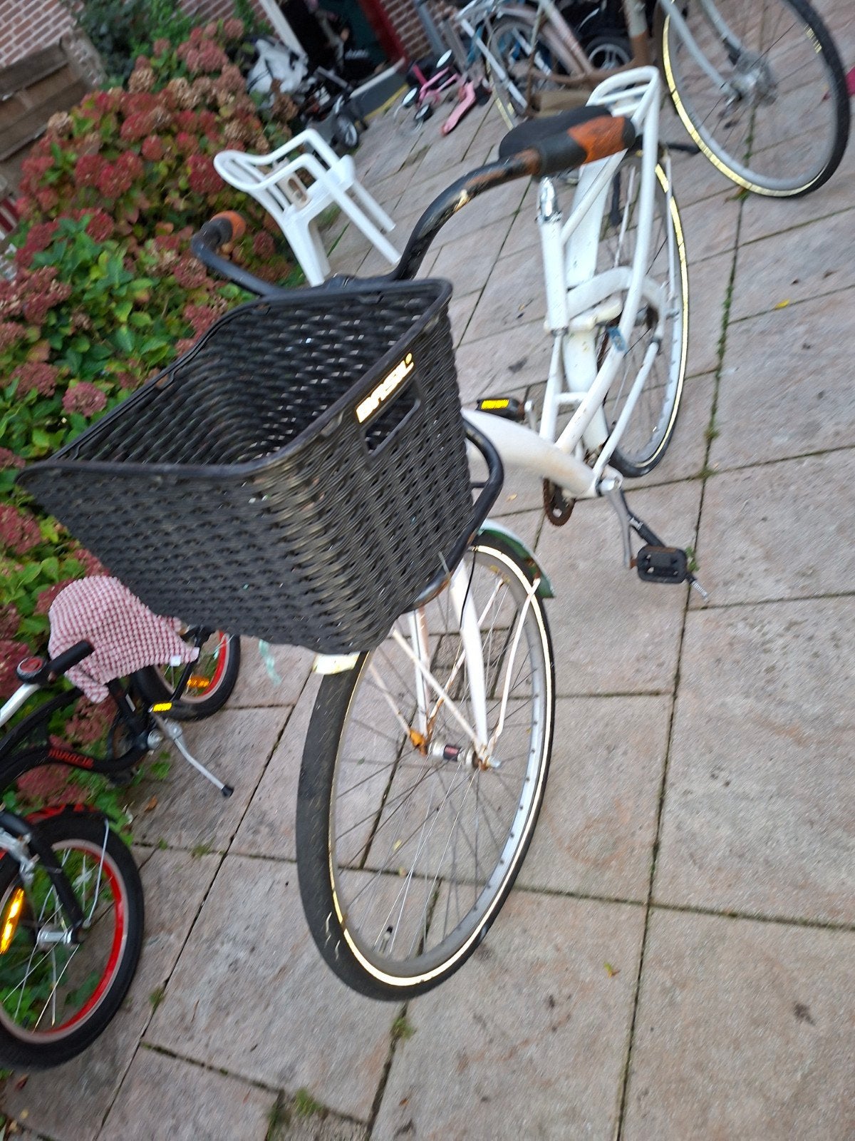Witte damesfiets met mand en bagagedrager, Fietsen en Brommers, Overige merken, Velgrem, Ophalen of Verzenden, 53 tot 56 cm