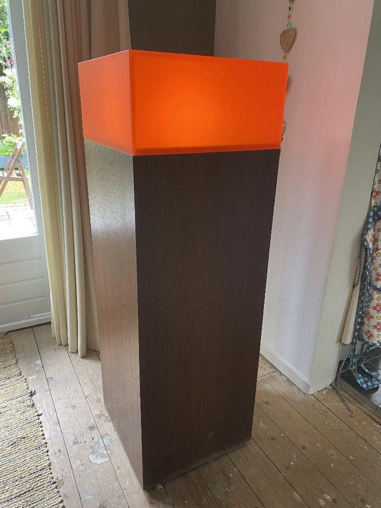 Vintage design vloerlamp / zuillamp met rode acrylaat kap, Huis en Inrichting, Lampen | Vloerlampen, Hout, Gebruikt, Vintage / Retro jaren 70