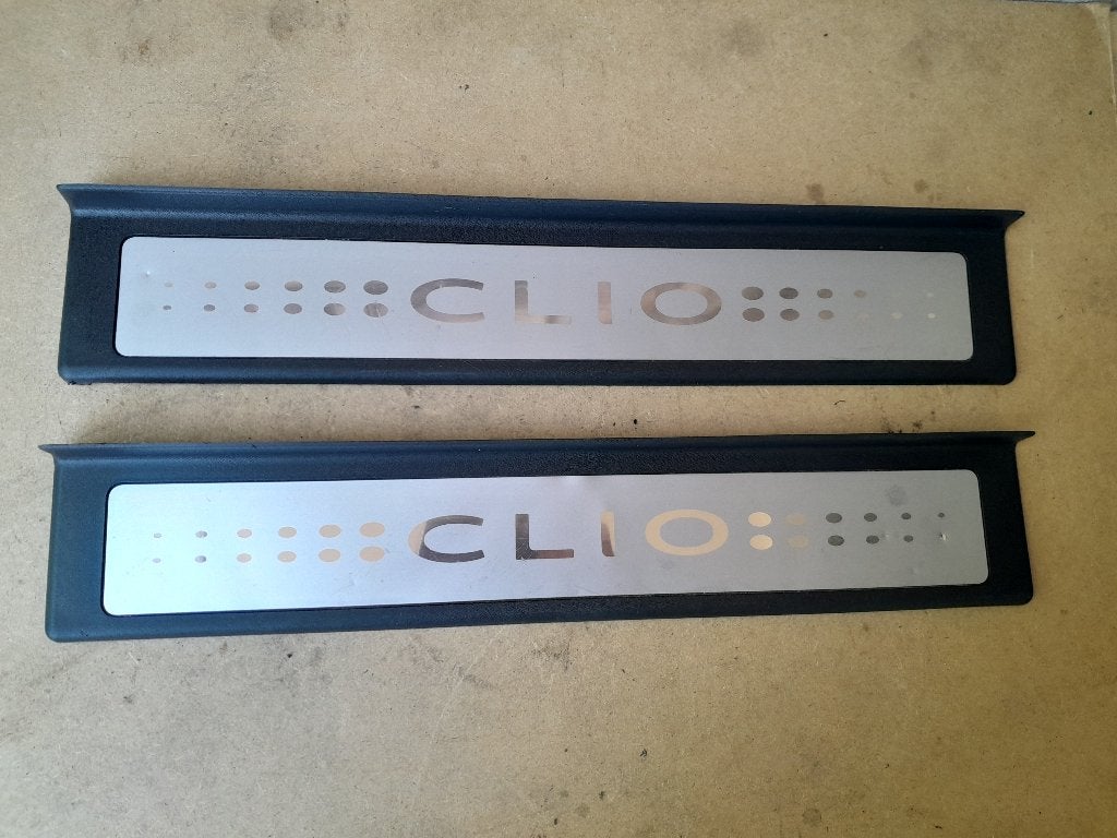 INSTAPLIJSTEN L+R - ORIGINEEL - RENAULT CLIO III - Set €20,-, Verzenden