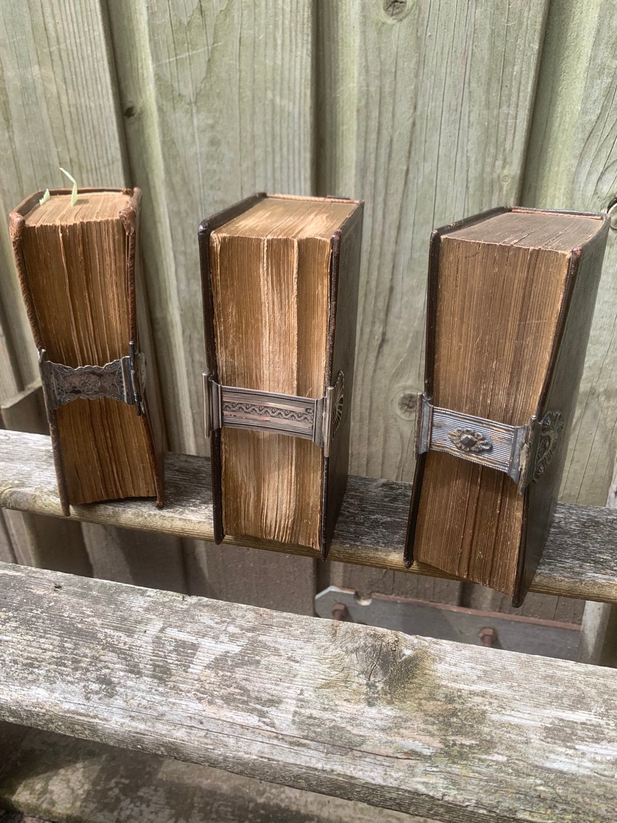 3 antieke kerkboeken met zilveren sloten, Verzenden, Zilver