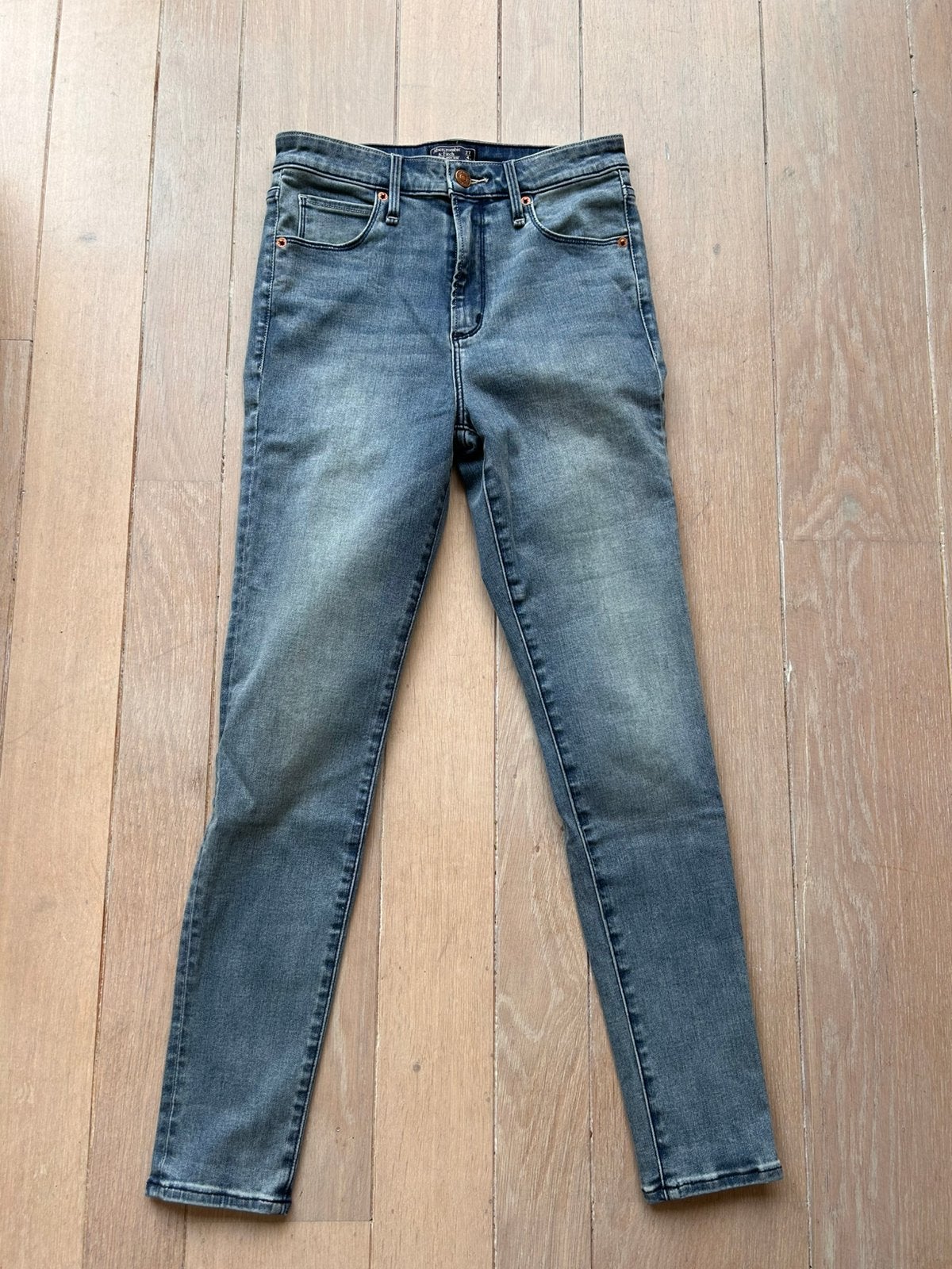 Nieuwe Abercrombie & Fitch jeans, maat 27s. Highwaist., Kleding | Dames, Ophalen of Verzenden, Nieuw, Blauw, W27 (confectie 34) of kleiner