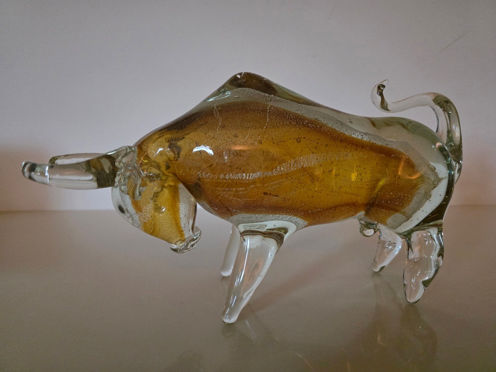 Grote glazen Murano-stijl stier, met amber en zilveraccenten, Glas, Ophalen of Verzenden, 15 cm, Beeld