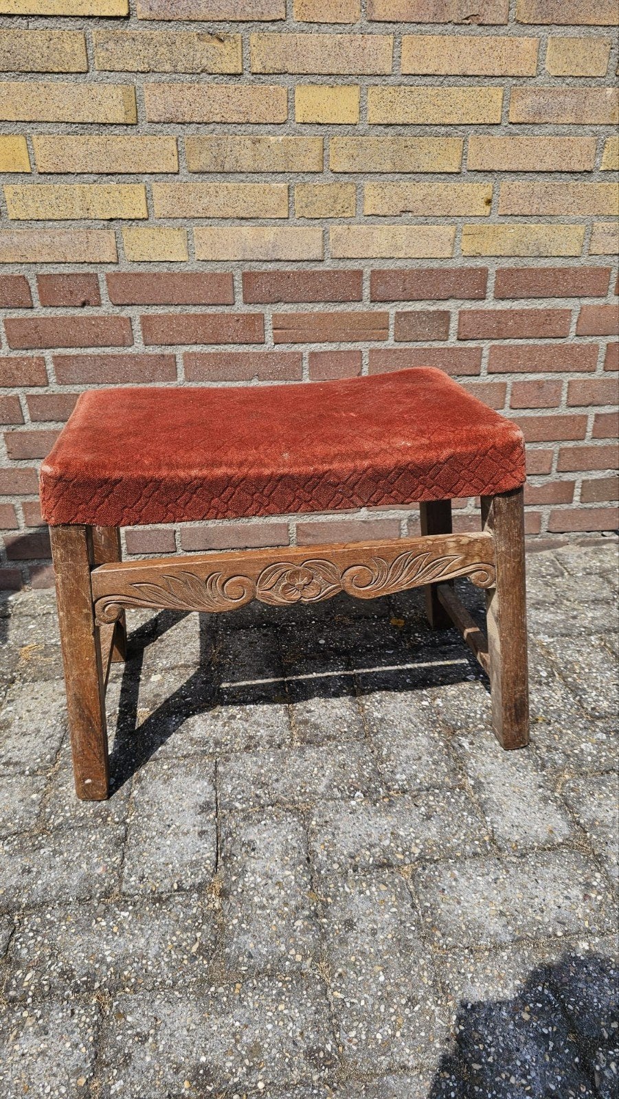 leuk oud bijzet krukje met flueel rode bekleding., Huis en Inrichting, Krukjes, Ophalen, Hout