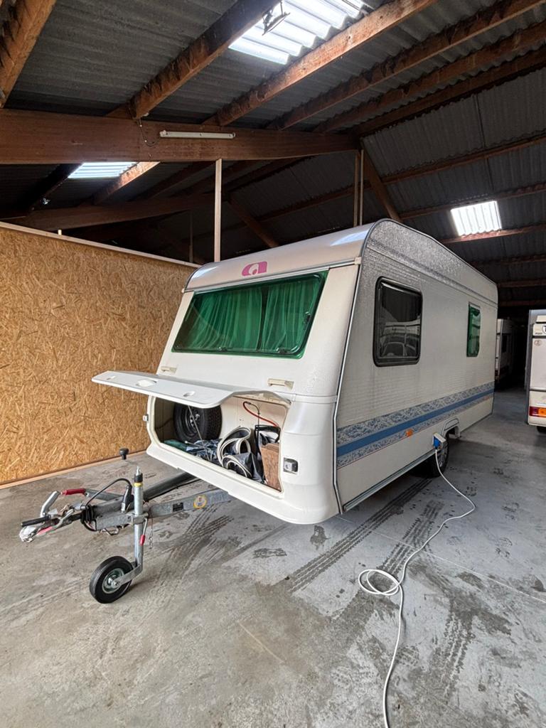 Nette Adria unica met KINDER KAMER STAPELBED! en voortent!, Rondzit, Bedrijf, Schokbreker, 750 - 1000 kg
