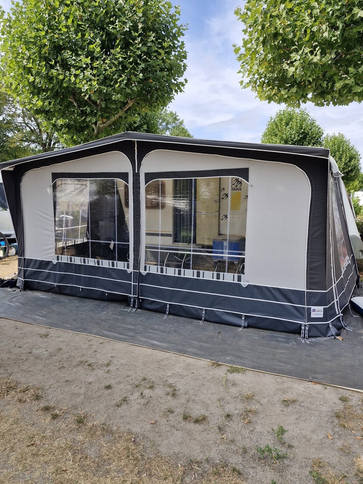 Knaus Sudwind 450 TU (2003) incl. mover, voortent en nieuwe, Caravans en Kamperen, Caravans, Mover, Rondzit, Frans bed, Particulier