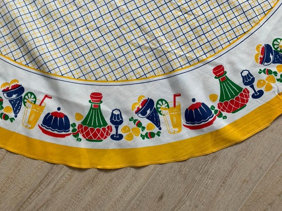 Retro rond tafelkleed 140cm met zomers dessin, Tafelkleed of Tafelzeil, Zo goed als nieuw, Met decoratie, Meerkleurig