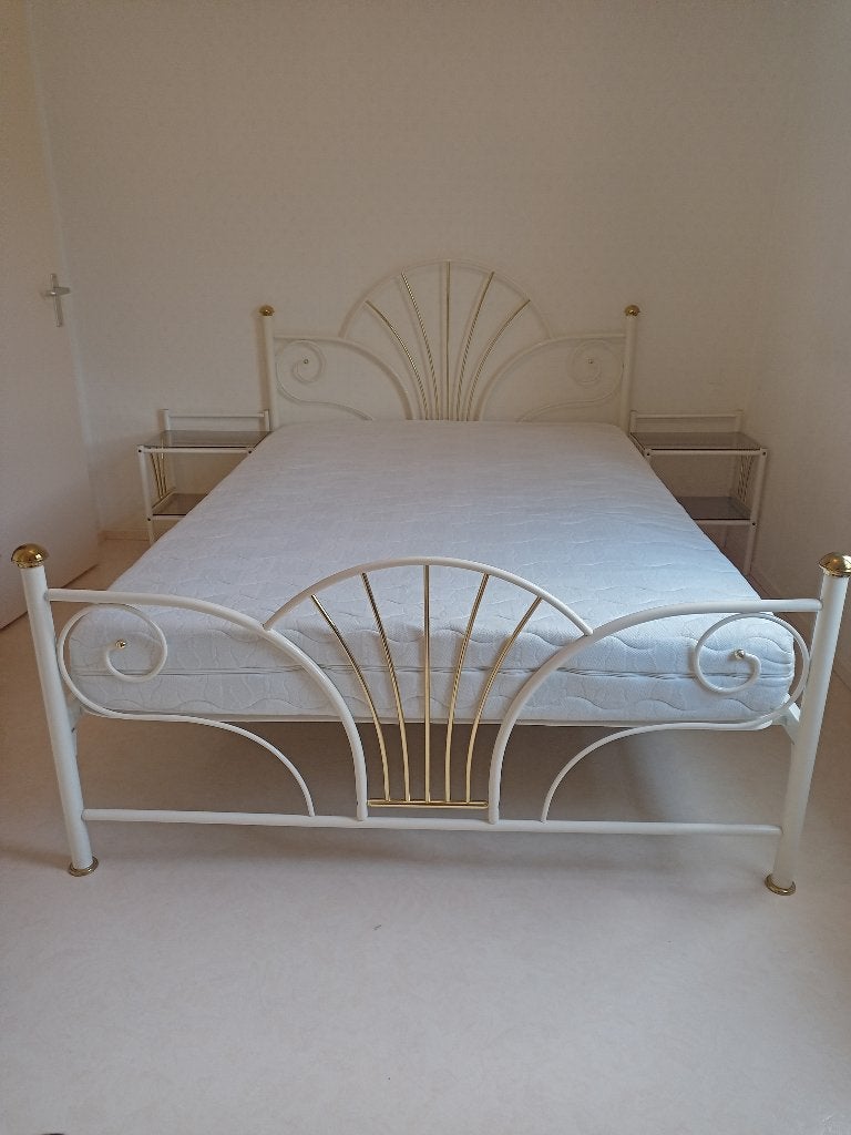 Wit met gouden metalen bed met nachtkastjes en stevige bodem, Ophalen, Verstelbaar, Wit, Tweepersoons