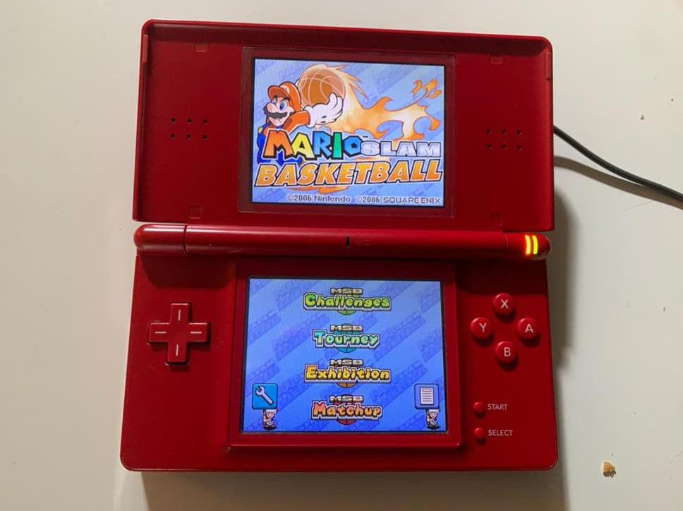 Rode Nintendo DS Lite met Mario Slam Basketball en hoes, Spelcomputers en Games, Ophalen of Verzenden, Rood, DS Lite, Gebruikt