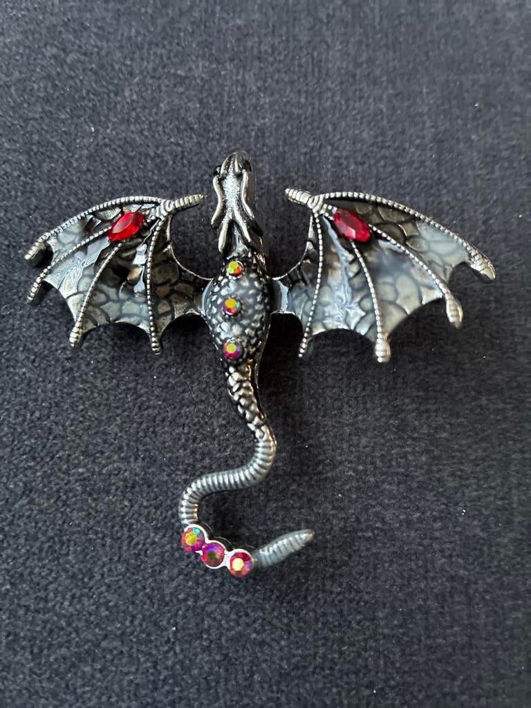 Drakenbroche met strass steentjes - Uniek design, Overige materialen, 4 tot 7 cm, Ophalen of Verzenden, Zo goed als nieuw