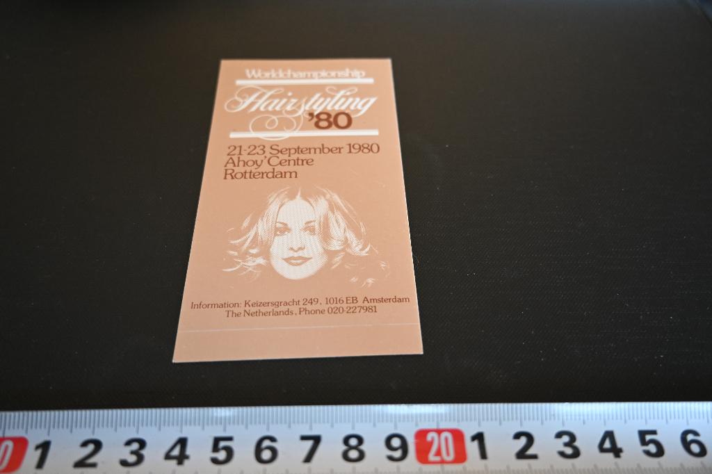 sticker rotterdam ahoy' 1980 hairstyling worldchampionship, Verzamelen, Ophalen, Zo goed als nieuw