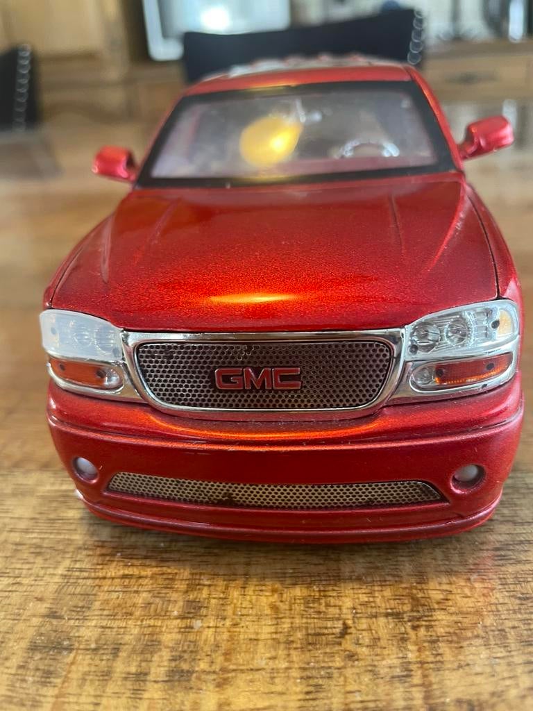 Gmc yukon xl.      2002.          1.24, Hobby en Vrije tijd, Modelauto's | 1:18, Ophalen of Verzenden, Zo goed als nieuw