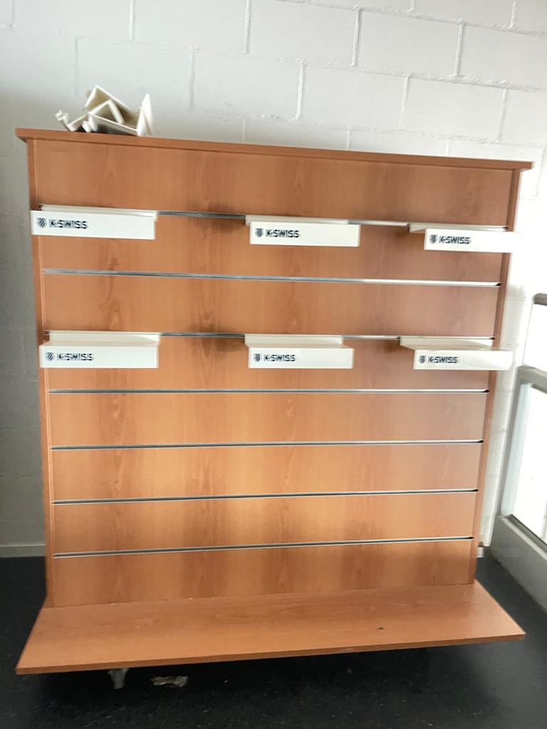 Tweezijdig presentatiemeubel met 13 plateaus voor winkel, Ophalen