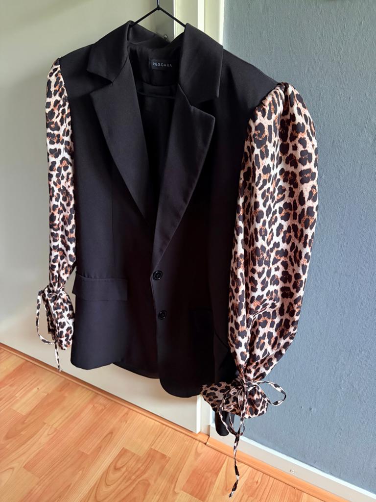 Zwarte Blazer met Panterprint Mouwen, Zwart, Ophalen of Verzenden, Zo goed als nieuw, Jasje