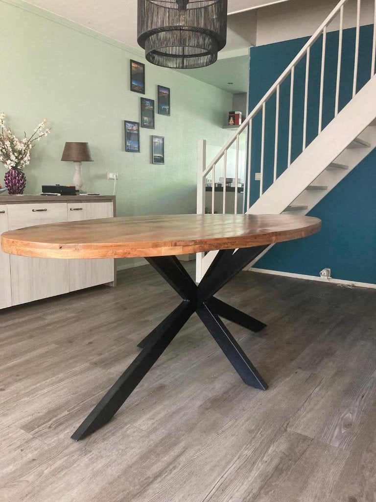 Ovale mango eettafel met metalen spinpoot., Huis en Inrichting, 100 tot 150 cm, 200 cm of meer, Zo goed als nieuw, Modern