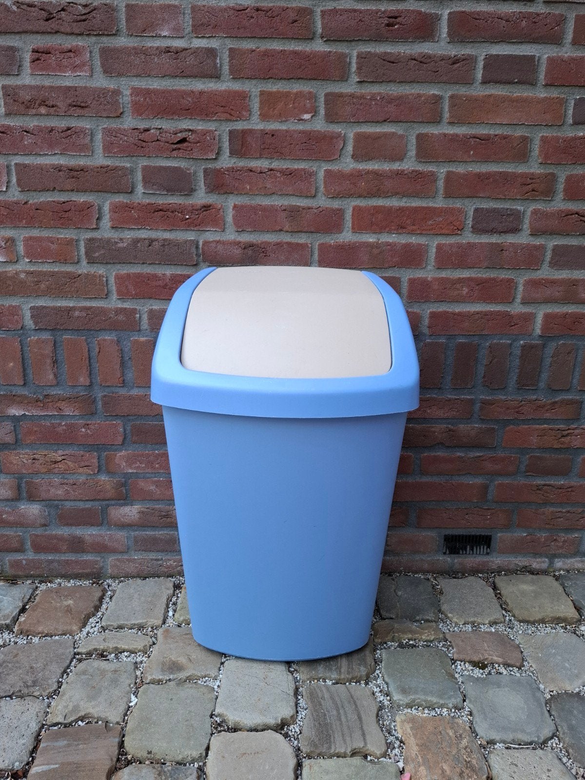 Curver vuilnisbak -zgan  licht blauw met beige deksel, Ophalen, 50 – 75, Kunststof, Gebruikt