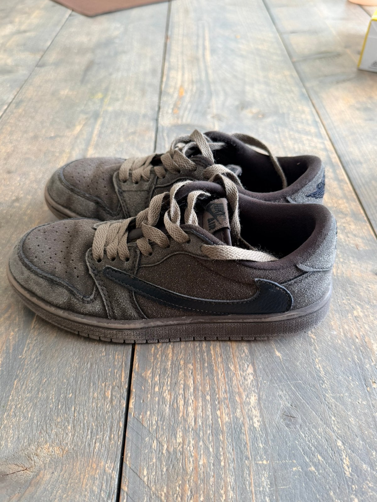Travis Scott x Air Jordan 1 Low OG SP "Velvet Brown, Kinderen en Baby's, Kinderkleding | Schoenen en Sokken, Gebruikt, Jongen of Meisje