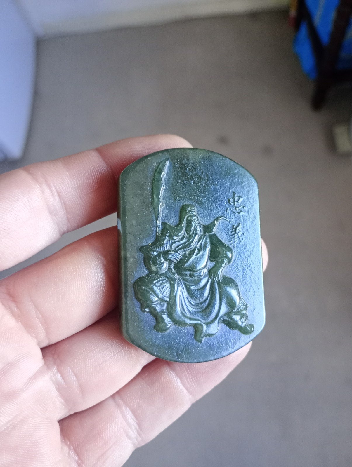 Donkergroene Nefriet Jade Amulet Hanger met Chinese Krijger, Ophalen of Verzenden, Nieuw, Groen, Steen of Mineraal