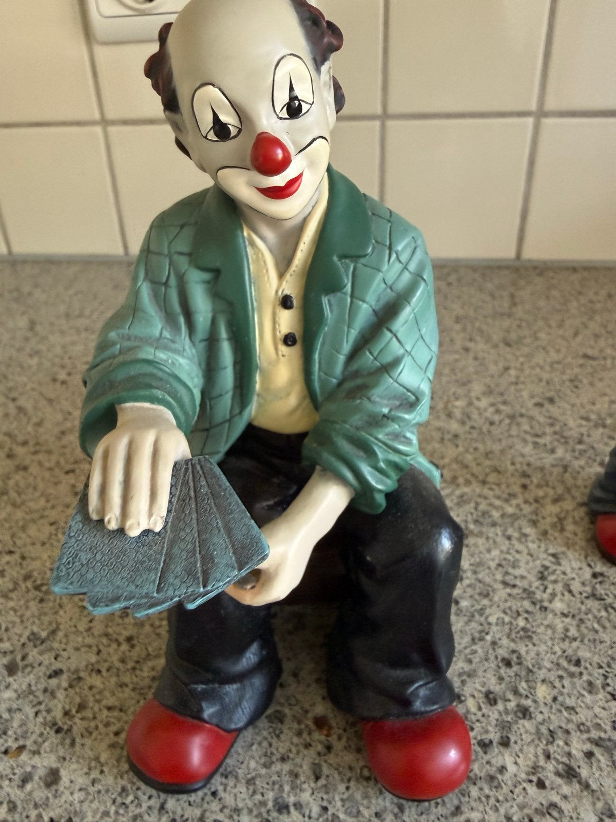 Beeldje van een zittende clown met kaarten, Ophalen of Verzenden, Gebruikt, Mens