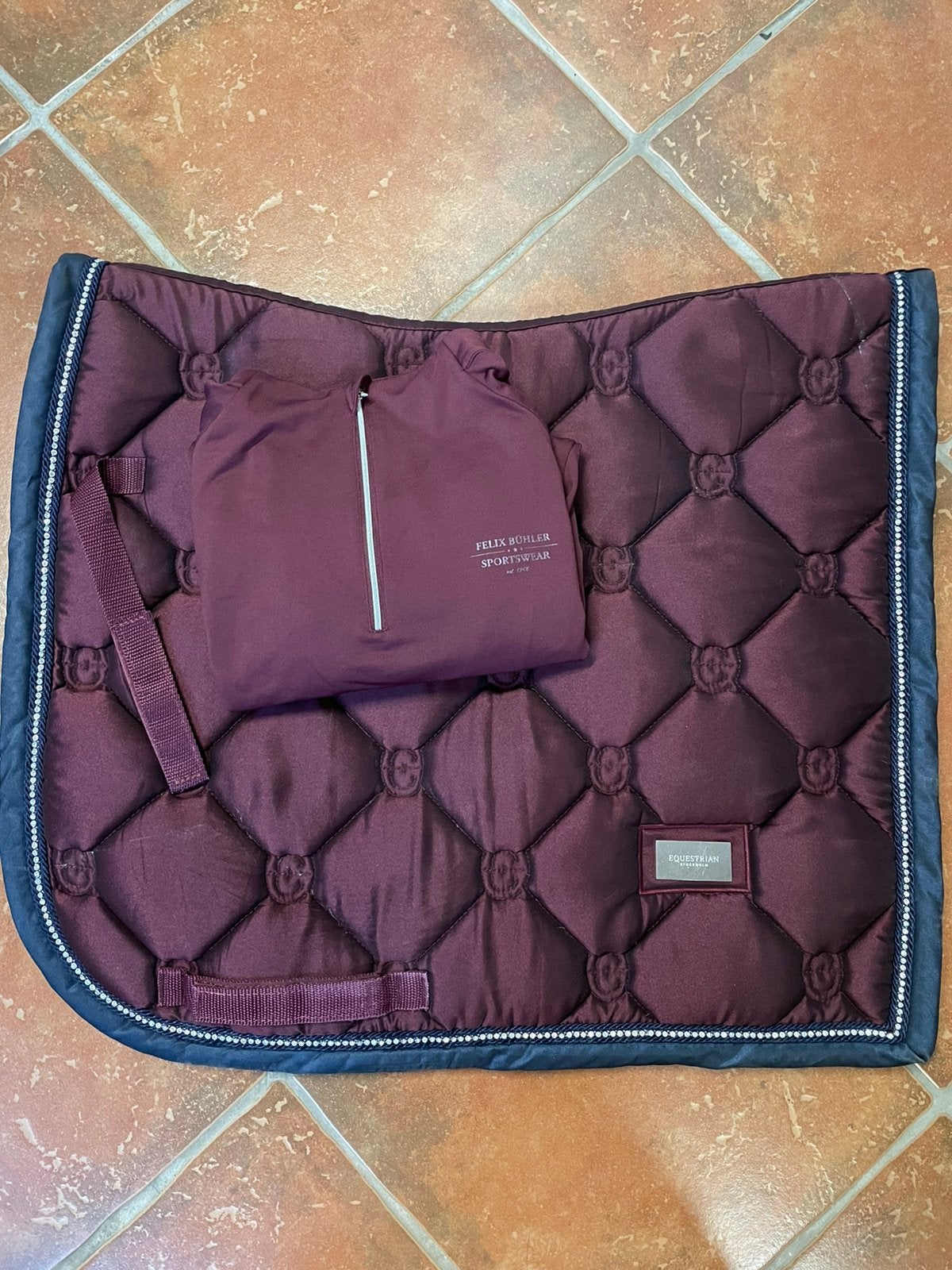 Equestrian Stockholm merlot crystal dekje + longsleevd, Full (L), Dressuurdekje, Rood, Equestrian Stockholm