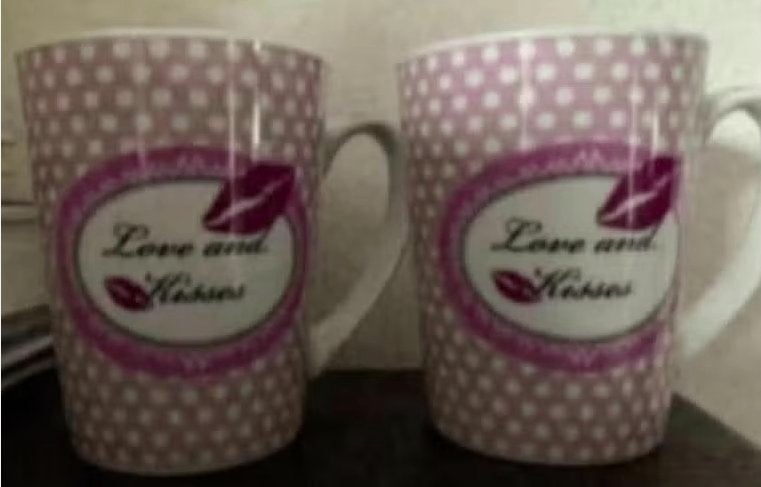 2 roze, rose mokken, bekers 'Love and Kisses'; designer coll, Ophalen of Verzenden, Zo goed als nieuw, Overige stijlen, Kop(pen) en/of Schotel(s)