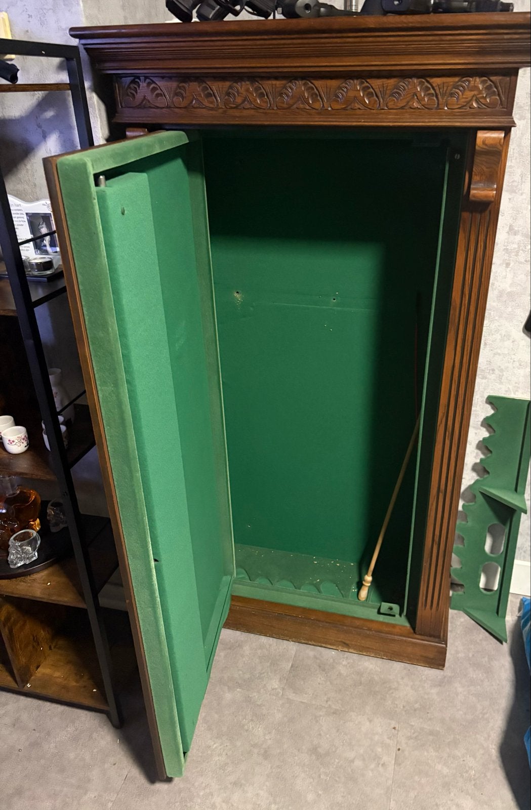 Antieke houten wapenkast / kluis, Ophalen